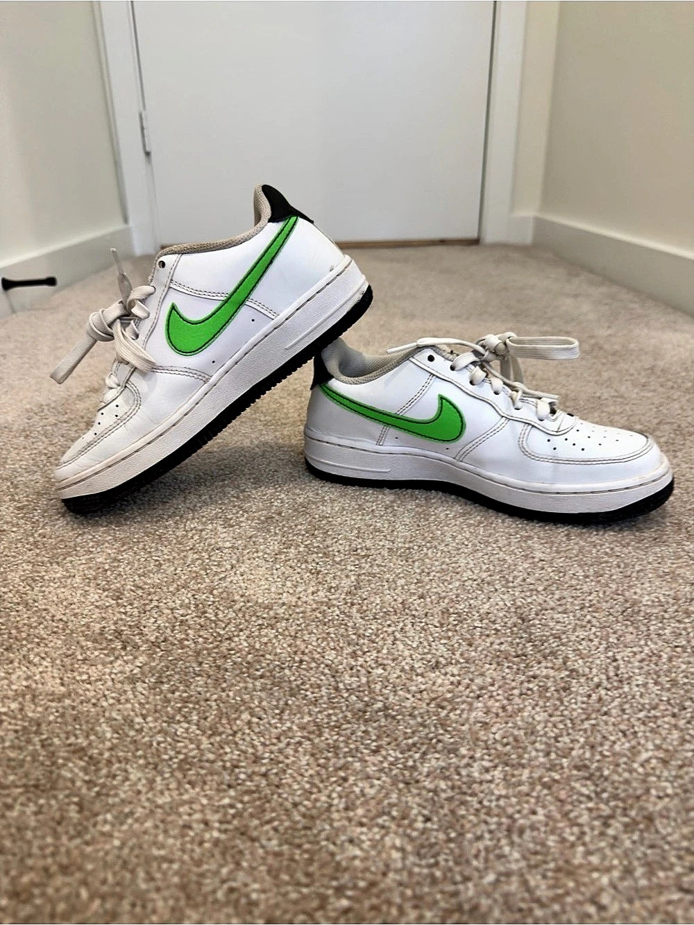 Nike Air Force 1 White & Green Sneakers 4.5 youth